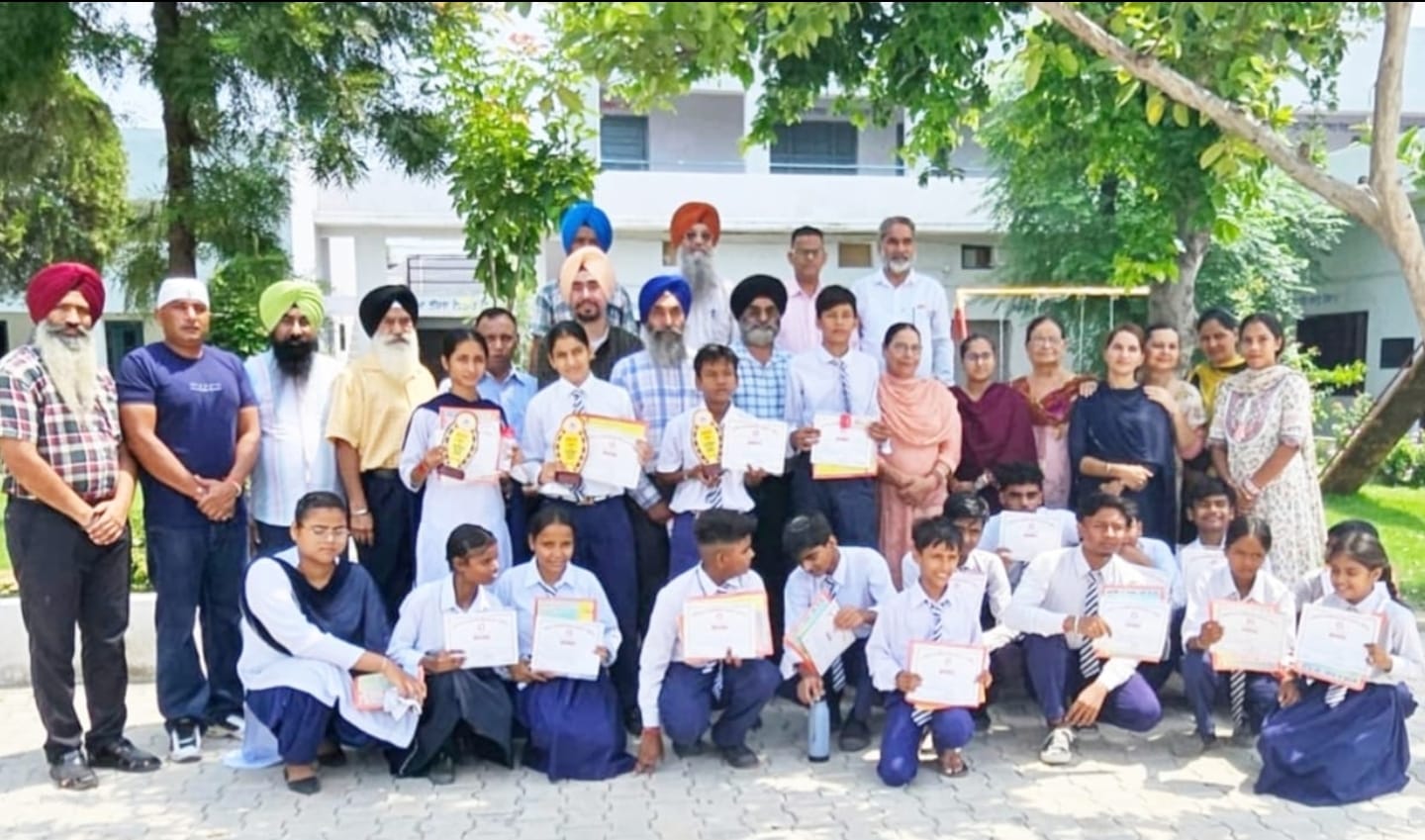 ਉਪਕਾਰ ਸੋਸਾਇਟੀ ਦੇ ਸੱਦੇ ਤੇ ਵਿਦਿਆਰਥੀਆਂ ਨੇ ਨਸ਼ਿਆਂ ਵਿਰੁੱਧ ਪੇਂਟਿੰਗਜ਼ ਬਣਾਈਆਂ।